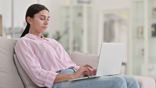Skupiona młoda Latynoska pracująca na laptopie w domu — Zdjęcie stockowe