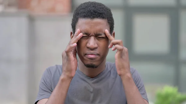 Porträtt av trött ung afrikansk man med huvudvärk — Stockfoto
