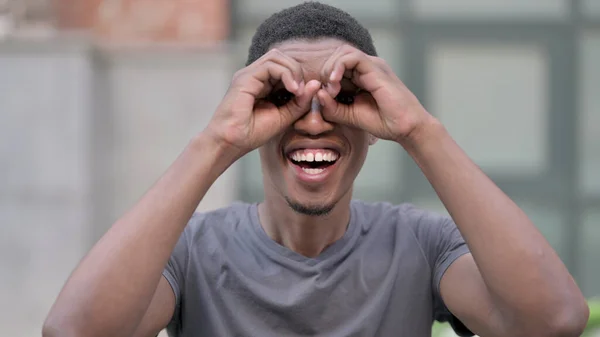 Porträtt av nyfiken ung afrikansk man Letar efter möjligheter — Stockfoto