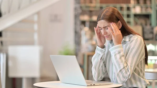 Jovem latina estressada com laptop com dor de cabeça no café — Fotografia de Stock