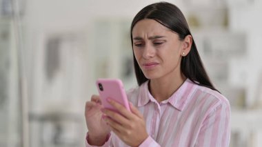 Smartphone 'da Başarıyı Kutlayan Heyecanlı Latin Kadın Portresi 