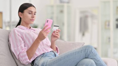 Smartphone 'da Çevrimiçi Ödeme: Latin Kadın Evde 