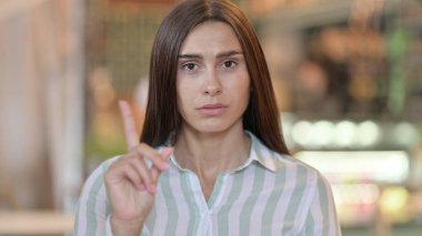 Genç Latin Kadın Hayır Der Parmak ile