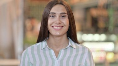 Genç Latin Kadın Sallanan Kafayla Evet Diyor