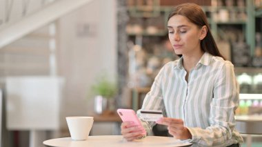 Smartphone 'da Çevrimiçi Ödeme Kafe' de Genç Latin Kadın 