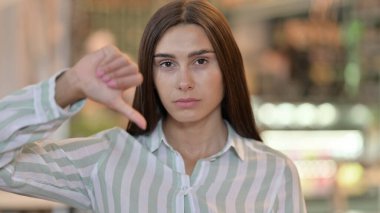 Hayal kırıklığına uğramış genç Latin Kadın Başparmaklarını Yutuyor 