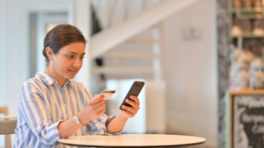 Kafe 'deki Hintli Kadın' dan Smartphone 'da Çevrimiçi Ödeme 