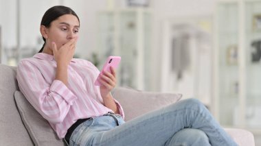 Genç Latin Kadın 'ın Smartphone' da Kayıp Yaşaması Hayal Kırıklığı 