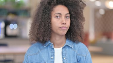 Hayır, Afrikalı Kadın Reddediyor, Fikri Reddediyor