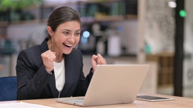 Heyecanlı Hintli İş Kadını Dizüstü bilgisayarda Başarı Kutlaması 