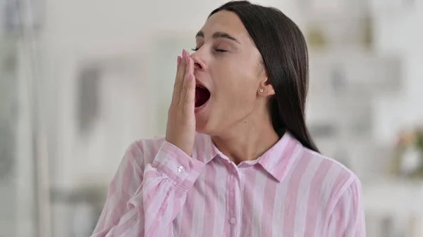 Portrait of Sleepy Young Latin Woman Yawning — Stok Foto