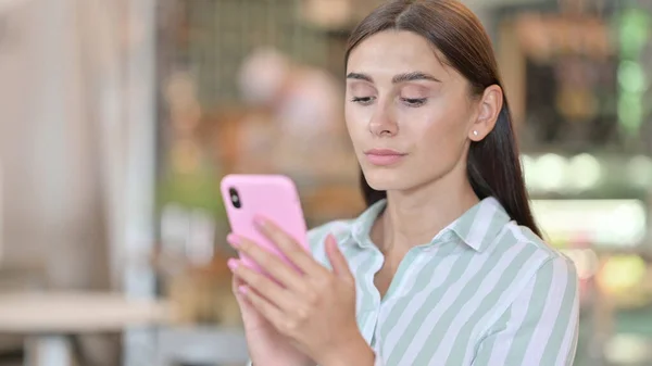 Mujer latina joven usando Smartphone —  Fotos de Stock