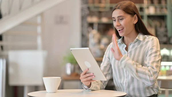 カフェでラテン女性によってタブレット上でビデオチャット — ストック写真