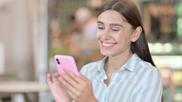 Smartphone 'da Başarı Kutlaması İçin Heyecanlı Genç Latin Kadın 