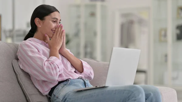 Jeune femme latine excitée célébrant le succès sur ordinateur portable à la maison — Photo
