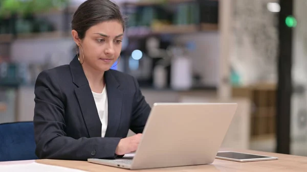 Összpontosított fiatal indiai üzletasszony dolgozik Laptop — Stock Fotó