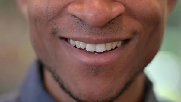 Close up de boca de sorrir jovem homem africano — Fotografia de Stock