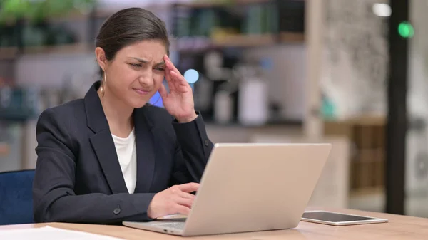 Pérdida, joven empresaria india reaccionando al fracaso en el ordenador portátil — Foto de Stock