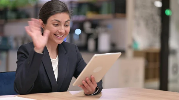 Szakmai Young Indian Businesswoman csinál Video Call on Tablet — Stock Fotó