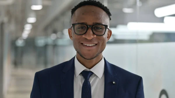 若いアフリカ人ビジネスマンがカメラで微笑む姿 — ストック写真