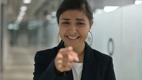 Portret van aantrekkelijke jonge Indiase zakenvrouw wijzend op de camera — Stockfoto