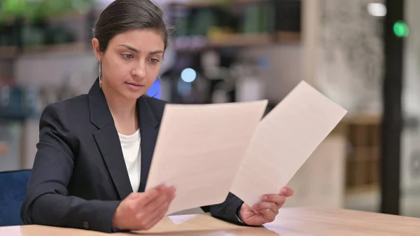 Giovane donna d'affari indiana che legge documenti in ufficio — Foto Stock