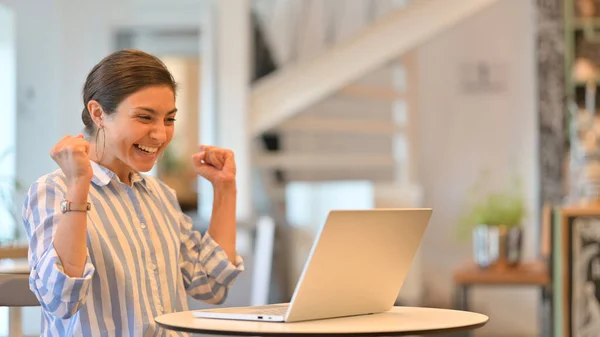 Kafe 'de Dizüstü bilgisayarda Başarı Kutlaması Yapan Heyecanlı Genç Hintli Kadın 