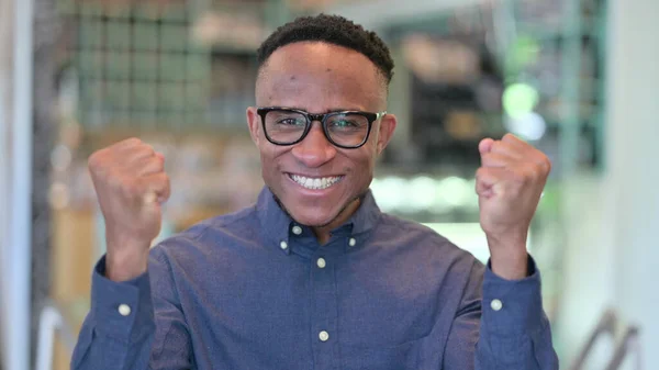 Retrato de Jovem Africano Entusiasmado Celebrando o Sucesso — Fotografia de Stock