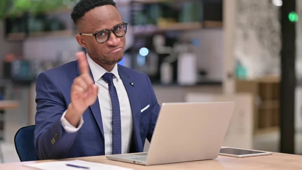 Tummen ner av allvarliga unga afrikanska affärsman med laptop i Office — Stockfoto