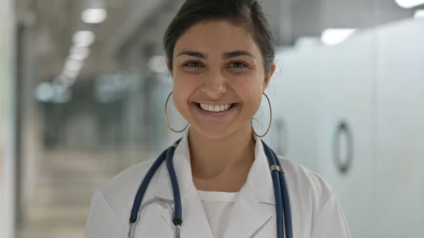 Retrato de sorridente indiano médico feminino olhando para a câmera — Fotografia de Stock