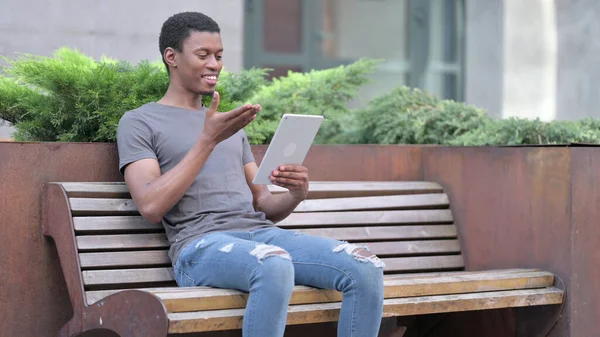 Joyeux jeune homme africain qui fait du chat vidéo sur tablette — Photo