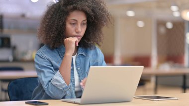 Düşünceli Afrikalı Kadın Bilgisayarda Düşünüyor ve Çalışıyor