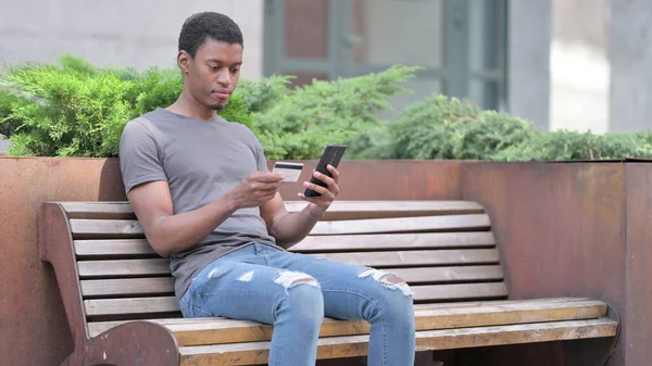 Online-Zahlung per Smartphone von African Man, Outdoor — Stockfoto