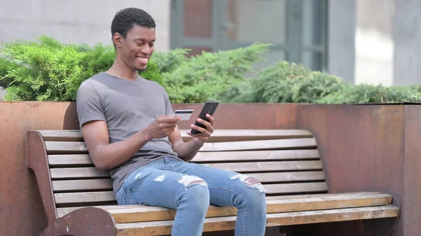 Pagamento Online bem sucedido no Smartphone por Homem Africano, Ao ar livre — Fotografia de Stock