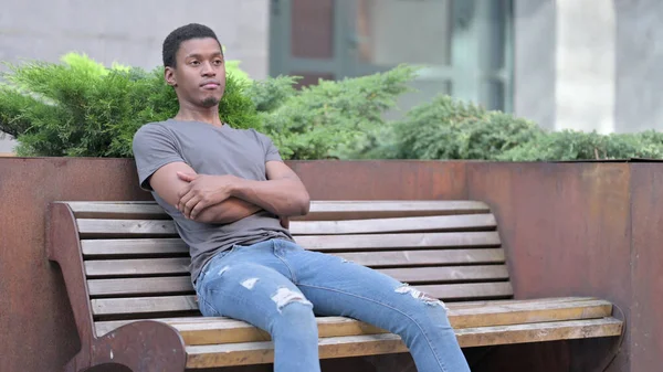 Cansado jovem africano takin Nap no banco ao ar livre — Fotografia de Stock