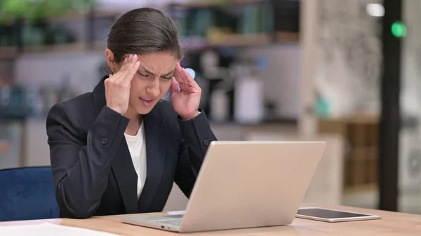 Jovem empresária indiana estressada com laptop com dor de cabeça — Fotografia de Stock