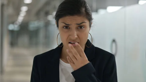 Portret van verontwaardigde jonge Indiase zakenvrouw voelt zich geschokt — Stockfoto
