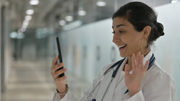 Indiase vrouwelijke arts doet video Chat op Smartphone — Stockfoto