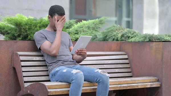 Genç Afrikalı Adam Bench 'te Tablet Yitirdi