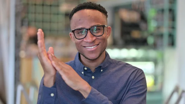 Retrato de Jovem Africano Excitado Palmas para Equipe — Fotografia de Stock