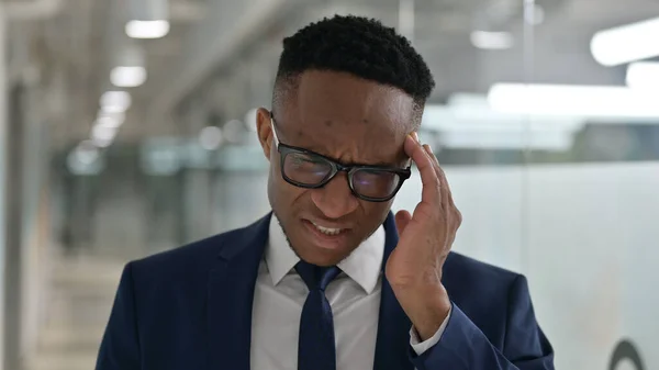 Porträt eines erschöpften afrikanischen Geschäftsmannes mit Kopfschmerzen — Stockfoto