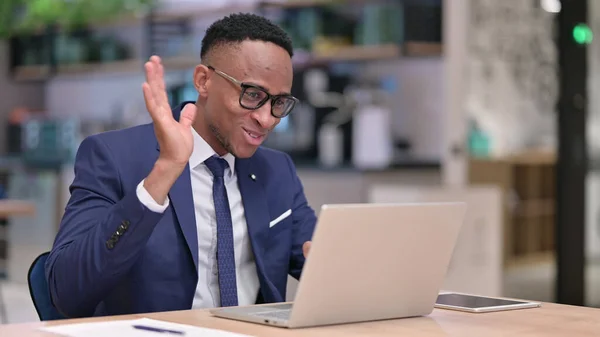 Glada unga afrikanska affärsman talar på video samtal på laptop i Office — Stockfoto