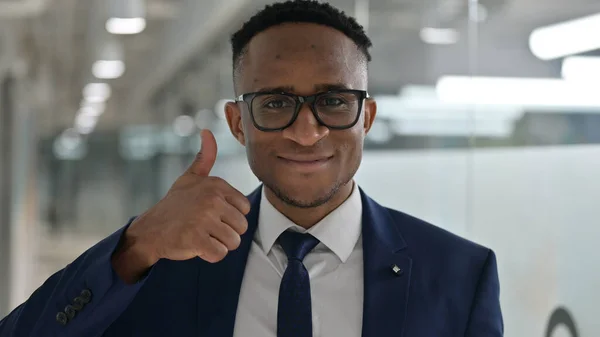 Porträtt av ung afrikansk affärsman visar tummen upp Sign — Stockfoto