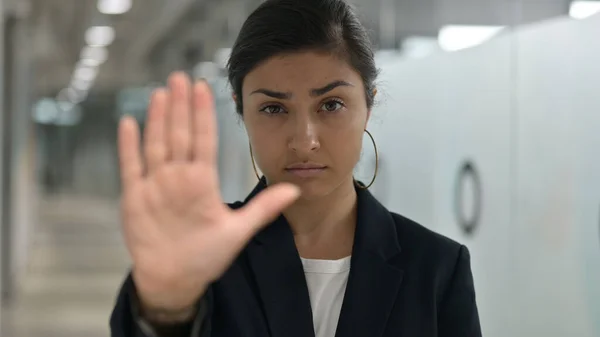 Portret van Serious Indian Businesswoman met Stop Sign by Hand — Stockfoto