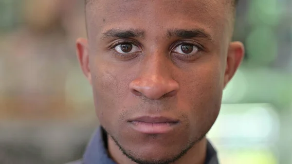 Close-up de Face de Serious Young African Man — Fotografia de Stock