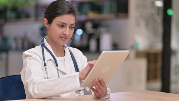 Tablet kullanan ciddi profesyonel Hintli kadın doktor. 