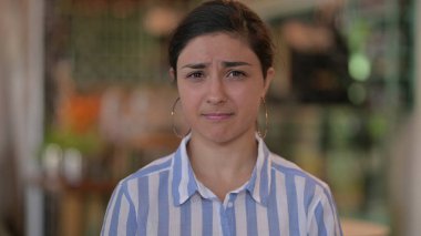 Kamerada Ağlayan Üzgün Genç Hintli Kadın Portresi 