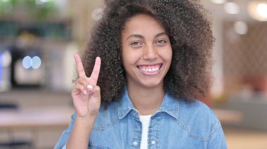 Heyecanlı Afrikalı Kadın 'dan Zafer İşareti