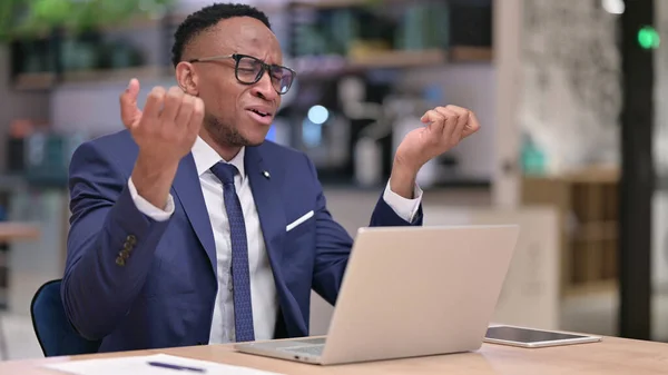 Förlust, ung afrikansk affärsman reagerar på misslyckande på laptop i Office — Stockfoto