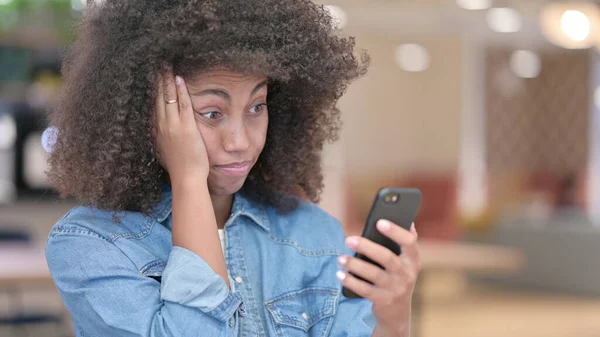 Afrikai nő ideges a veszteség az okostelefon — Stock Fotó